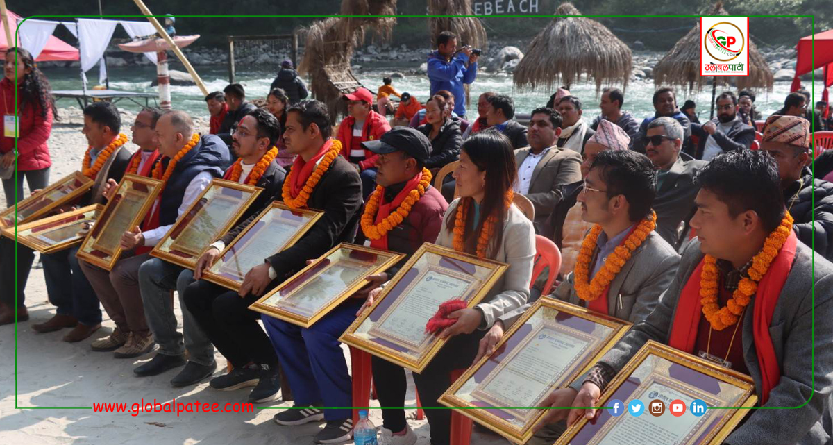 Awarded honors and awards to 10 journalists